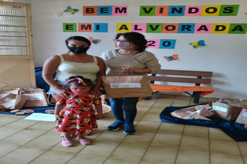 Foto - Escola Municipal Infantil Alvorada promove projetos para amenizar a saudade
