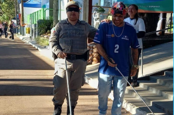 Caminhada às cegas proporciona reflexão sobre o tema