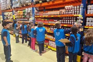 Estudantes da EMF Davi Canabarro realizam atividade de educação financeira em supermercado