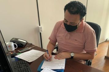 Assinada a requisição para a compra dos uniformes escolares