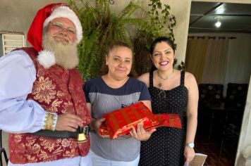 Crianças e adolescentes do Família Acolhedora recebem presentes do Papai Noel