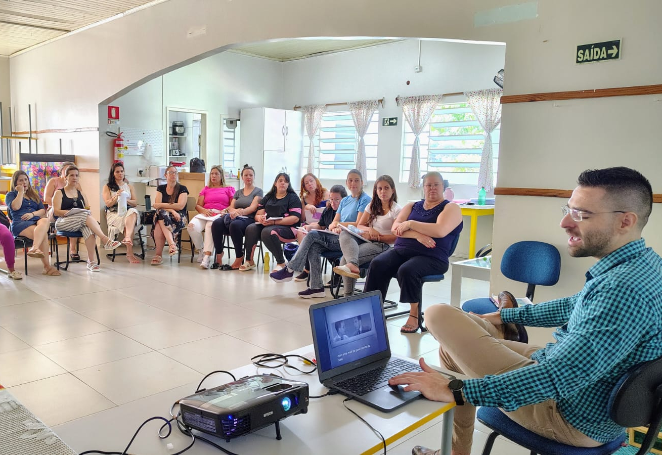 Setor de Psicologia da Smed promove formação para profissionais da educação