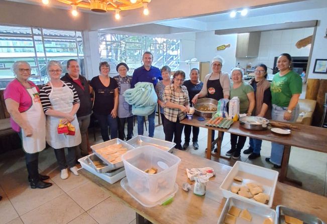 Solidariedade: Voluntárias fabricam bolachas para enviar às vítimas da enchente
