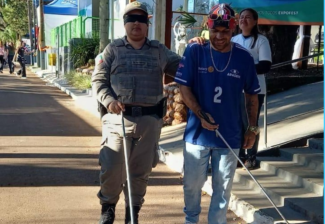 Caminhada às cegas proporciona reflexão sobre o tema