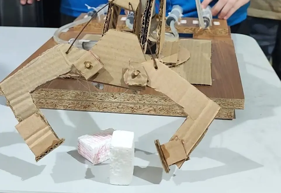 Estudantes do IMEAB desenvolvem garra hidráulica em projeto sobre cultura maker e sustentabilidade