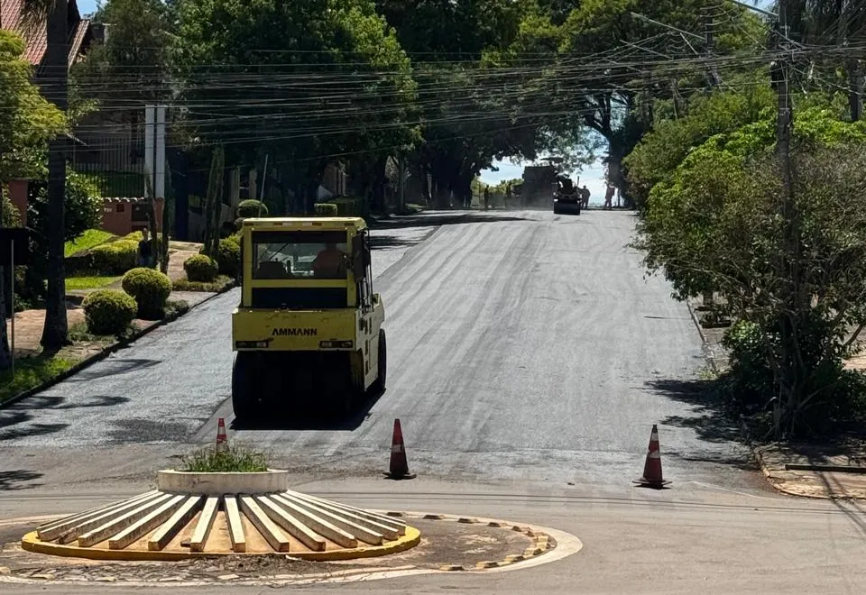 Rua Eduardo Geiss recebe pavimentação asfáltica em Ijuí
