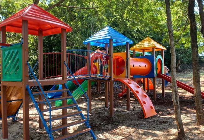 Playground é instalado no Parque da Pedreira