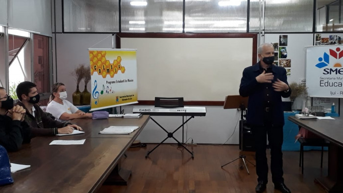 Programa Estudantil de Música Colmeia capacita professores
