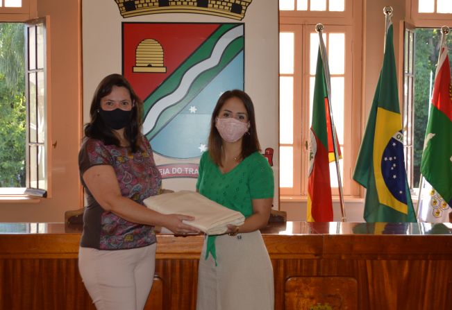 Coordenadora do CRAS/Glória recebe doação da Primeira Dama