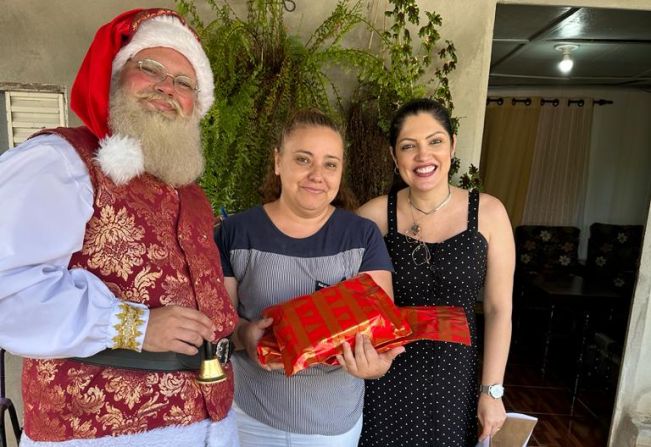 Crianças e adolescentes do Família Acolhedora recebem presentes do Papai Noel