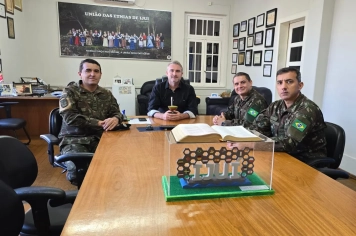 Comando do 27º GAC realiza visita institucional à Prefeitura Municipal