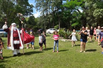 Crianças se divertem com o Papai Noel nos bairros