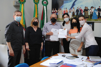 Projeto Residencial Terapêutico é entregue ao prefeito Valdir Heck 