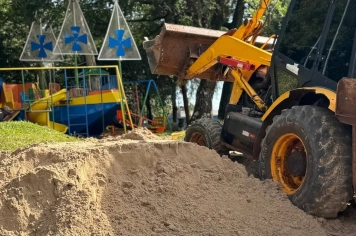 Pracinha recebe areia nova