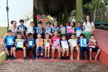 Estudantes do 1º ano da EMF João Goulart recebem primeiro caderno em atividade especial