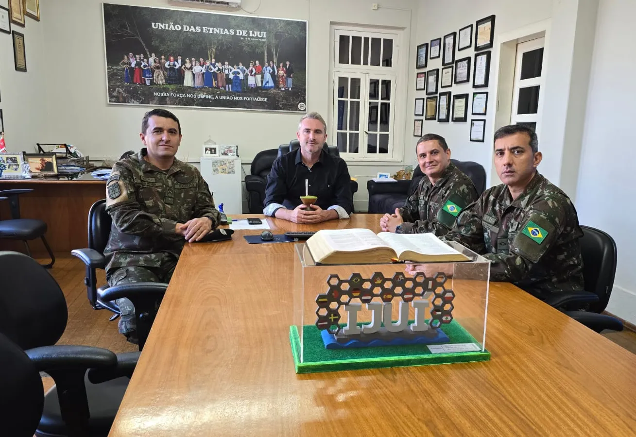 Comando do 27º GAC realiza visita institucional à Prefeitura Municipal