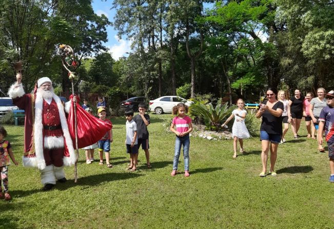 Crianças se divertem com o Papai Noel nos bairros