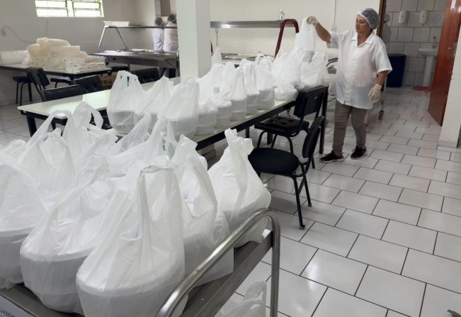 Cozinha comunitária atende cerca de 220 pessoas por dia