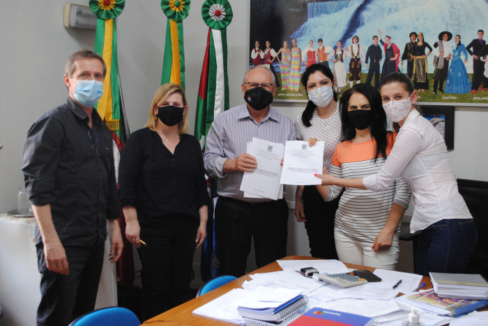 Projeto Residencial Terapêutico é entregue ao prefeito Valdir Heck 