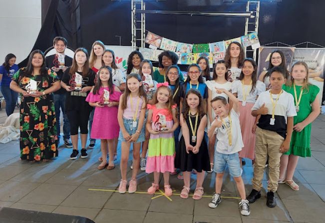 Canto Estudantil foi atração durante Feira do Livro