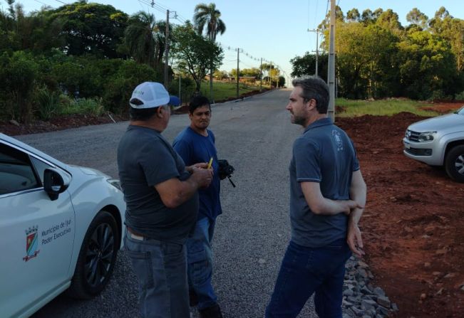 Prefeito Andrei Cossetin vistoria obras e conversa com os moradores do Thomé de Souza