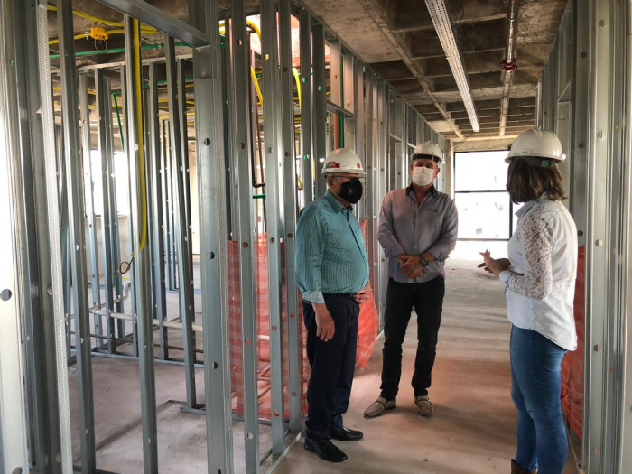 Prefeito Valdir Heck visita obra do Ibis Hotel 