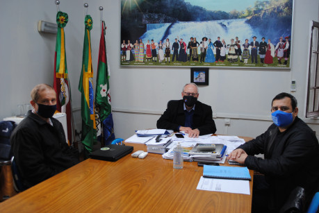 Prefeito Valdir Heck realiza reunião com  superintendente da Corsan 