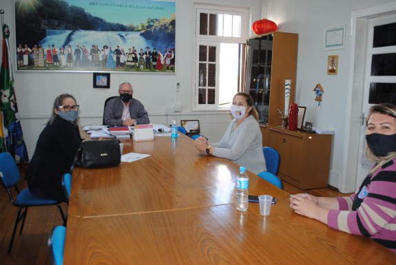 Prefeito Valdir Heck recebe representantes das escolas particulares da educação infantil