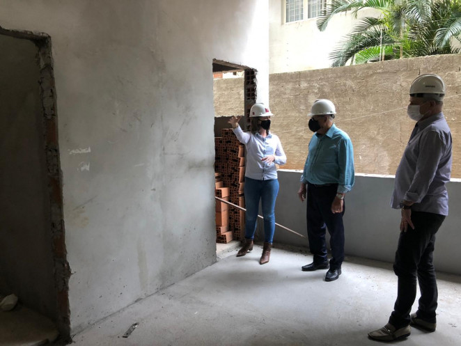 Prefeito Valdir Heck visita obra do Ibis Hotel