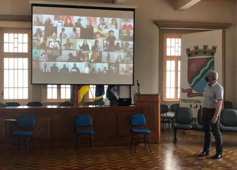 Alunos da Orquestra Estudantil do município gravam apresentação musical